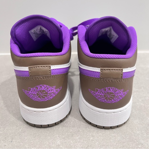 NIB AIR JORDAN 1 Low (GS) - Picture 8 of 9